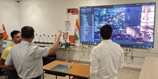 मंडलायुक्त पहुंचे काशी विश्वनाथ धाम, सावन के पहले सोमवार पर व्यवस्थाओं का लिया जायजा