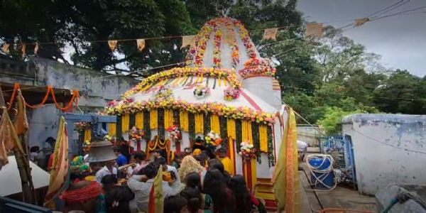 सावन की पहली सोमवारी पर शिवालियों में उमड़ी भक्तों की भीड़
