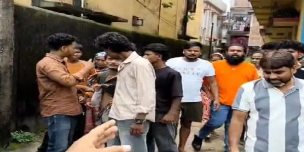 युवक ने महिला से छीने 14 हजार रुपये, लोगों ने पकड़कर की पिटाई