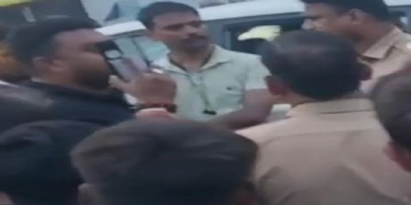 देवरिया : सादे कपड़ों में वाराणसी पुलिस ने युवक काे पकड़ा,अपहरण की आशंका पर भीड़ ने घेरा