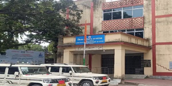 एमवीआई पर हमला, सरकारी गाड़ी रोककर की मारपीट, सरकारी कार्य में बाधा डालने का केस दर्ज