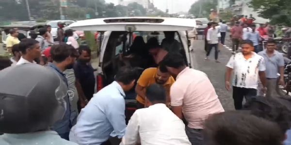 बाइक-स्कूटी की आमने-सामने टक्कर, तीन युवक घायल