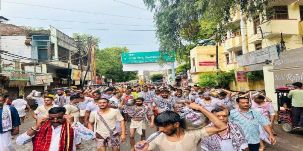 सावन के पहले सोमवार पर 94 साल पुरानी परंपरा निभा 40 हजार यदुवंशियों ने किया बाबा विश्वनाथ का जलाभिषेक