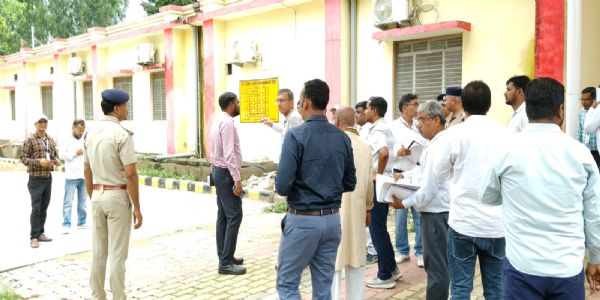देवरिया : डीआरएम आशीष जैन ने किया सलेमपुर रेलवे स्टेशन का निरीक्षण, निर्माण कार्यों की गुणवत्ता पर जताई नाराजगी