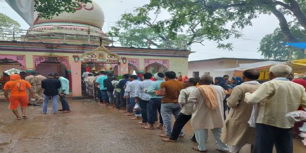 मीरजापुर : कोटारनाथ धाम में उमड़ा आस्था का सैलाब, एक लाख से अधिक भक्तों ने किया जलाभिषेक
