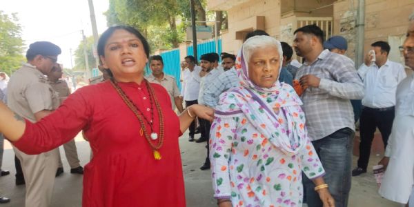 हिसार कोर्ट परिसर में ट्रांसजेंडरों व युवकों के बीच खूनी झड़प, कई घायल