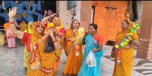 महिला कांवड़ियों ने भोलेनाथ का किया जलाभिषेक