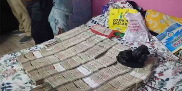 मालदा में करोड़ों की नकदी और नौ हज़ार प्रतिबंधित कफ सिरप की बोतलें बरामद, तीन गिरफ्तार