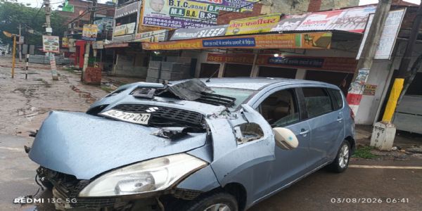 जौनपुर में अर्टिगा कार की टक्कर से शहीद भगत सिंह की प्रतिमा क्षतिग्रस्त, सात घायल