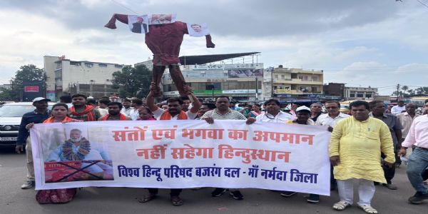 भगवा एवं संत-महात्माओं के सम्मान में विहिप-बजरंग दल का प्रदर्शन, कांग्रेस का पुतला दहन कर राष्ट्रपति के नाम सौंपा ज्ञापन