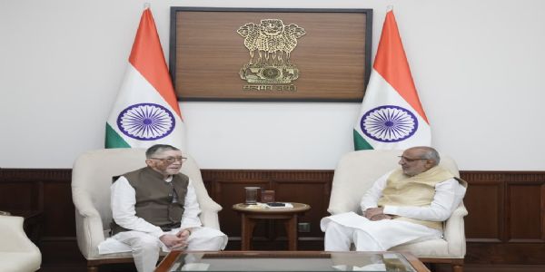 उपराष्ट्रपति सीपी राधाकृष्णन से मिले राज्यपाल संतोष गंगवार, ‘संवाद से विश्वास’ पुस्तक की प्रति की भेंट