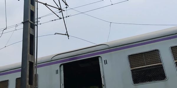 श्रावण के तीसरे सोमवार पर तारकेश्वर जाने वाले श्रद्धालुओं की भारी भीड़ के बीच ओवरहेड तार टूटने से रेल सेवायें प्रभावित