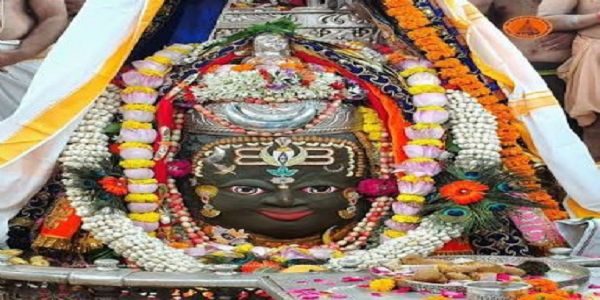 सावन के पहले सोमवार भस्म आरती में हुआ दिव्य श्रृंगार सावन के पहले सोमवार भस्म आरती में हुआ दिव्य श्रृंगार
