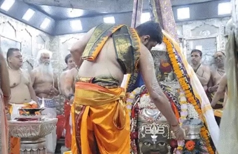 भगवान महाकाल की आरती और उनका अभिषेक भगवान महाकाल की आरती और उनका अभिषेक