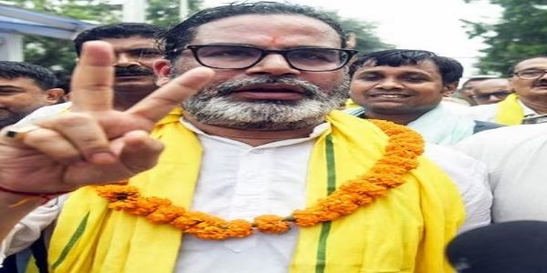 जीत के बाद विजयी मुद्रा में प्रशांत किशोर