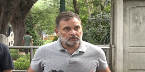 धर्मेंद्र प्रधान के इस्तीफे के बाद छात्रों के समर्थन में प्रेस वार्ता करते राहुल गांधी। धर्मेंद्र प्रधान के इस्तीफे के बाद छात्रों के समर्थन में प्रेस वार्ता करते राहुल गांधी।