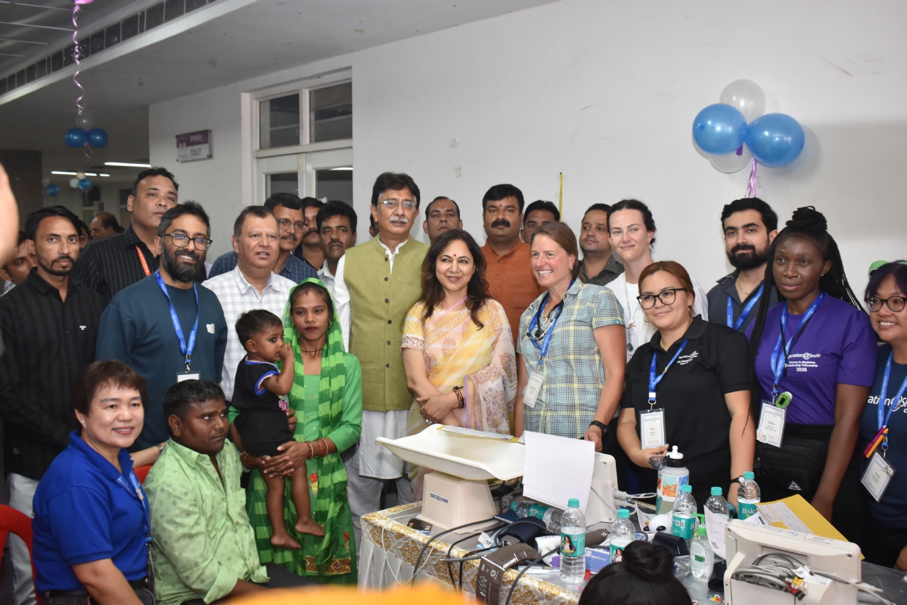 कार्यक्रम में जुटे अभिभावक व बच्चे कार्यक्रम में जुटे अभिभावक व बच्चे