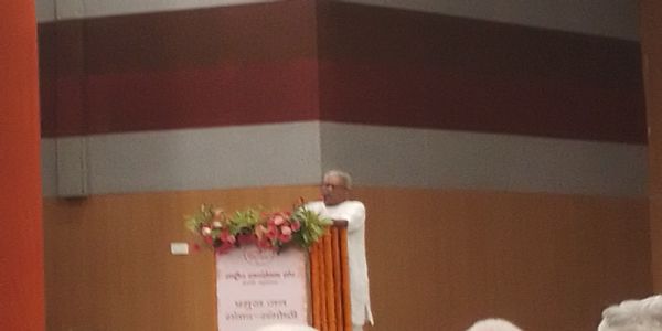 मंच पर विषय रखते हुए सह सरकार्यवाह डॉ कृष्ण गोपाल
