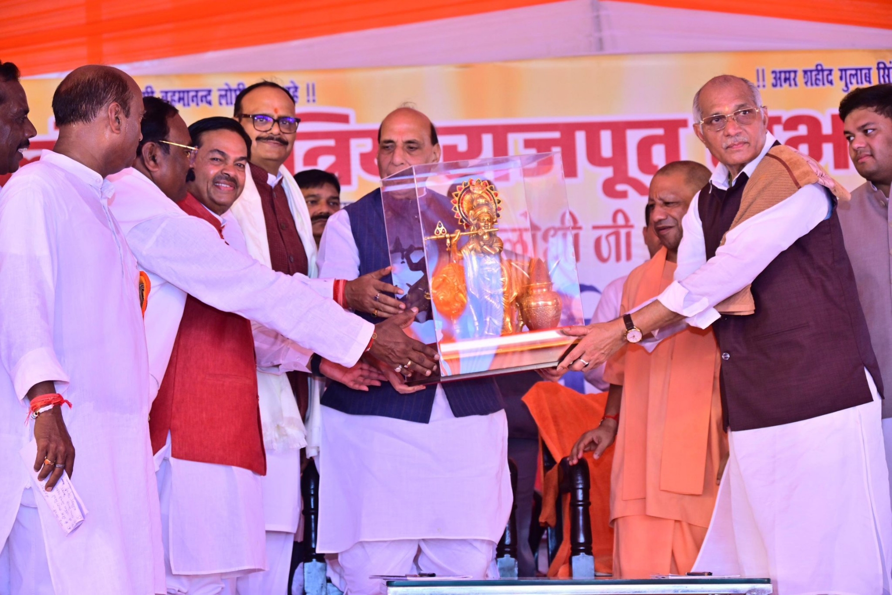 रक्षा मंत्री राजनाथ सिंह का स्वागत करते पशुधन मंत्री धर्मपाल सिंह रक्षा मंत्री राजनाथ सिंह का स्वागत करते पशुधन मंत्री धर्मपाल सिंह