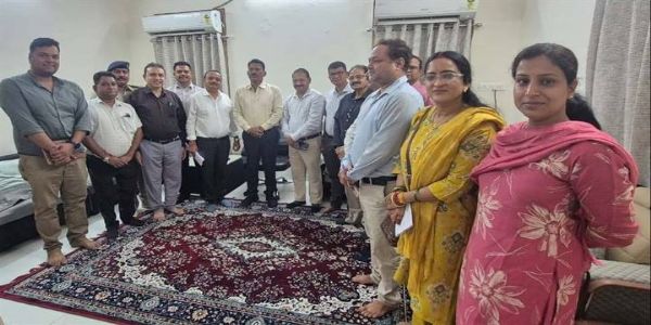 सिंधिया के कार्यक्रम की तैयारियों को समीक्षा के लिए हुई बैठक में अधिकारियों के साथ मंत्री सिलावट सिंधिया के कार्यक्रम की तैयारियों को समीक्षा के लिए हुई बैठक में अधिकारियों के साथ मंत्री सिलावट