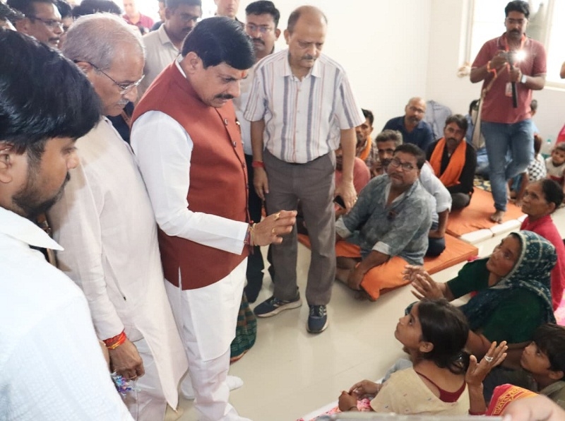 मुख्यमंत्री डॉ.मोहन यादव ने चित्रकूट विकास प्राधिकरण स्थित आश्रय स्थल में बाढ़ पीड़ितों से मुलाकात की मुख्यमंत्री डॉ.मोहन यादव ने चित्रकूट विकास प्राधिकरण स्थित आश्रय स्थल में बाढ़ पीड़ितों से मुलाकात की