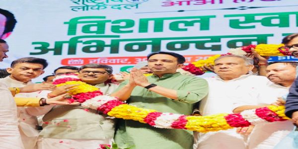 कार्यक्रम के दौरान रालोद के राष्ट्रीय अध्यक्ष एवं केंद्रीय मंत्री जयंत चौधरी का स्वागत करते पार्टी नेतागण कार्यक्रम के दौरान रालोद के राष्ट्रीय अध्यक्ष एवं केंद्रीय मंत्री जयंत चौधरी का स्वागत करते पार्टी नेतागण