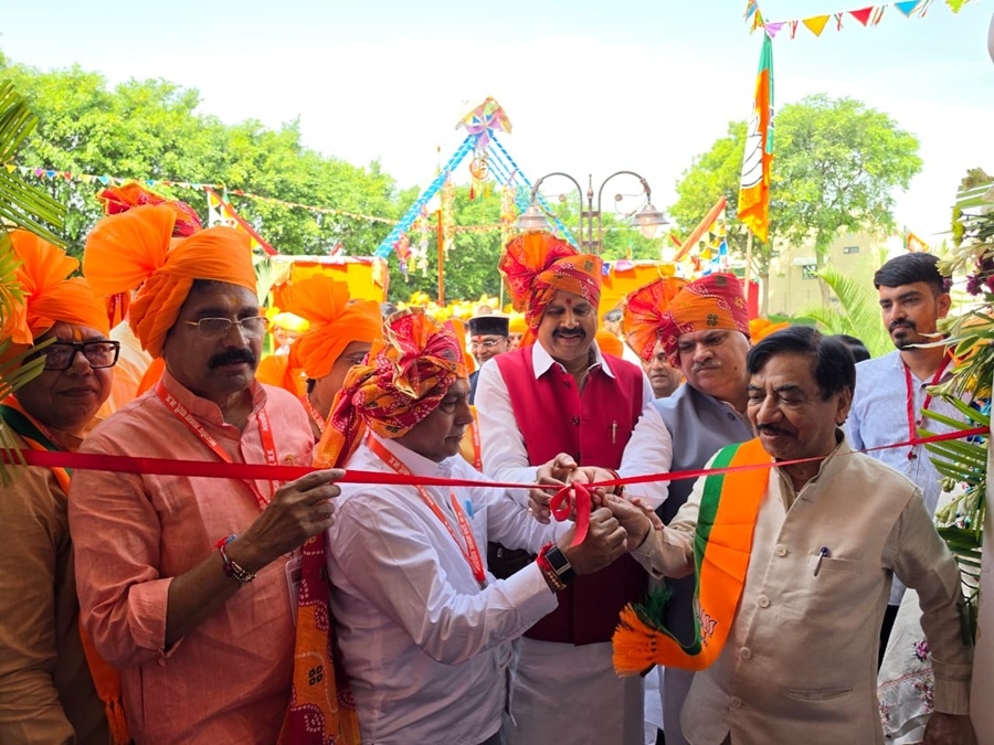 ओरछा में प्रदर्शनी का उद्घाटन करते हुए प्रदेश अध्यक्ष हेमंत खंडेलवाल ओरछा में प्रदर्शनी का उद्घाटन करते हुए प्रदेश अध्यक्ष हेमंत खंडेलवाल