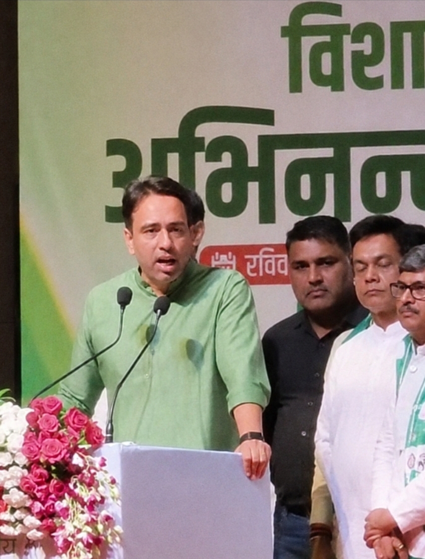 रालोद अध्यक्ष एवं केंद्रीय मंत्री जयंत चौधरी मंच से बोलते हुए रालोद अध्यक्ष एवं केंद्रीय मंत्री जयंत चौधरी मंच से बोलते हुए