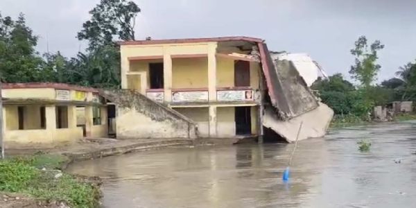 गंगा में समाया पश्चिम रतनपुर प्राथमिक विद्यालय का हिस्सा, पढ़ाई बंद