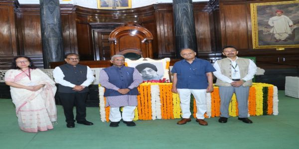 राज्यसभा के उपसभापति और महासचिव ने सरदार हुकम सिंह को पुष्पांजलि अर्पित की