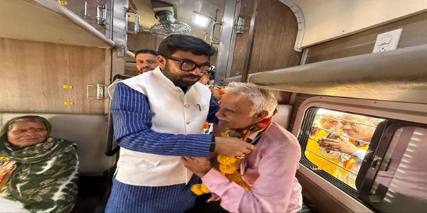 छिंदवाड़ाः मुख्यमंत्री तीर्थ दर्शन योजना के तहत मथुरा-वृंदावन तीर्थ यात्रा के लिए 196 तीर्थ यात्री रवाना