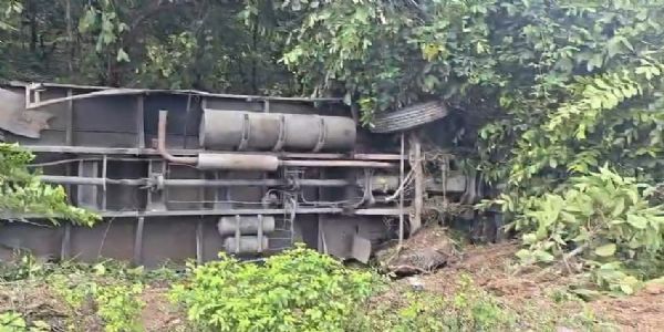 कोडरमा घाटी में ट्रेलर खाई में गिरा, तीन घायल
