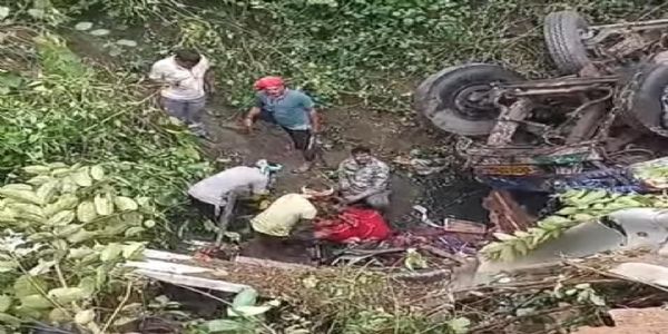 दनुआ घाटी में तीन वाहनों की टक्कर, खाई में गिरा ट्रक, चालक-उपचालक की मौत