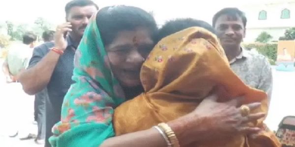 मप्रः इमरती देवी ने मंत्री कृष्णा गौर को गले लगाकर कहा- रामराजा आपको मुख्यमंत्री बना दें!