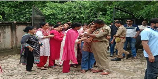 बस्ती : दिवंगत थानाध्यक्ष सूर्य प्रकाश सिंह को पुलिस लाइन में दी गई श्रद्धांजलि, नहीं थम रहे परिजनों के आंसू