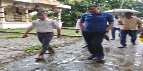 संभावित बाढ़ को लेकर प्रशासन अलर्ट, डीएम ने गांवों में पहुंचकर परखी तैयारियां