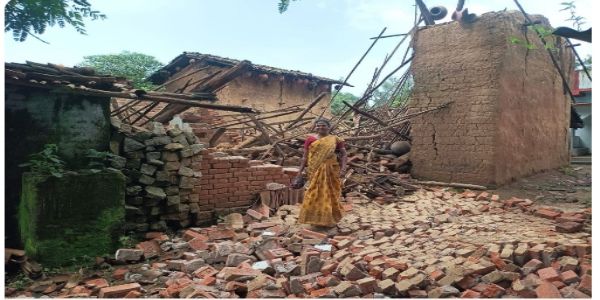 मूसलाधार बारिश में दो गरीबों परिवारों के मकान ध्वस्त