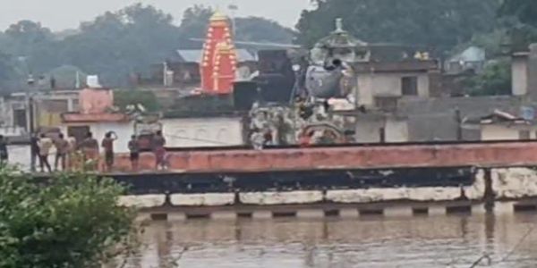 चित्रकूट में बाढ़ के बीच वायुसेना का ‘आसमान से बचाव अभियान’, हेलिकॉप्टर से दो बुजुर्गों को निकाला