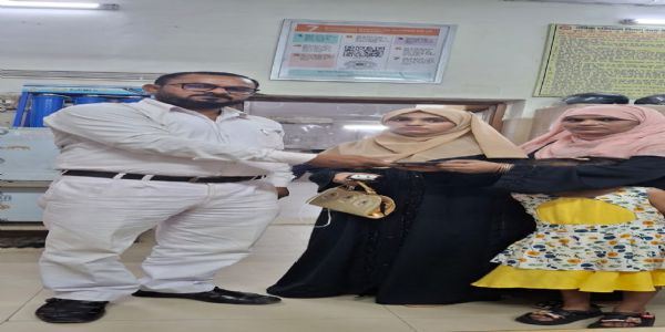 जनसाधारण एक्सप्रेस में महिला यात्री का छूटा एप्पल मोबाइल फोन, ट्रेन मैनेजर ने वापस किया