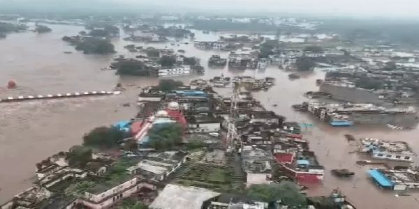 मप्र के चित्रकूट में बाढ़ प्रभावित क्षेत्रों से सेना के दो हेलीकॉप्टर से 650 लोगों का किया गया रेस्क्यू