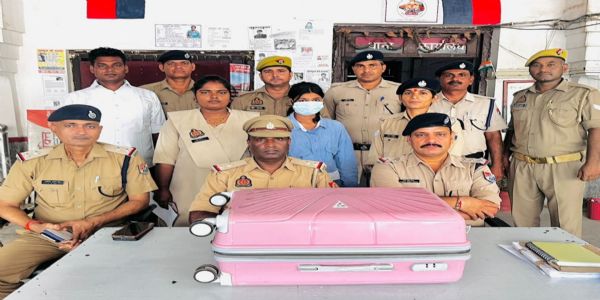 जम्मूतवी एक्सप्रेस में ट्रॉली बैग लेकर घूम रही महिला गिरफ्तार, 11.530 किलो गांजा बरामद
