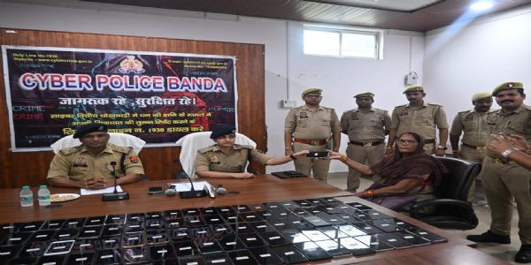 बांदा में 111 मोबाइल फोन बरामद कर स्वामियों को सौंपा