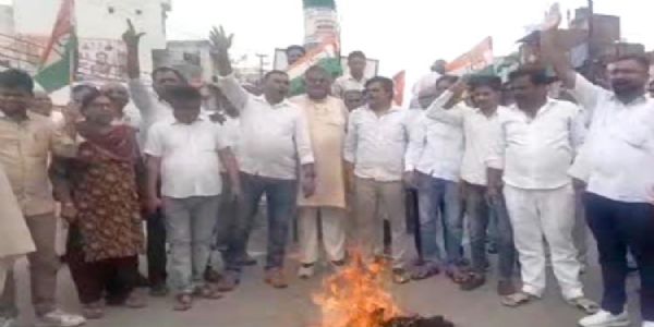 कांग्रेस का हल्लाबोल, लक्सर में सड़क पर उतरे कार्यकर्ता, फूंका पुतला