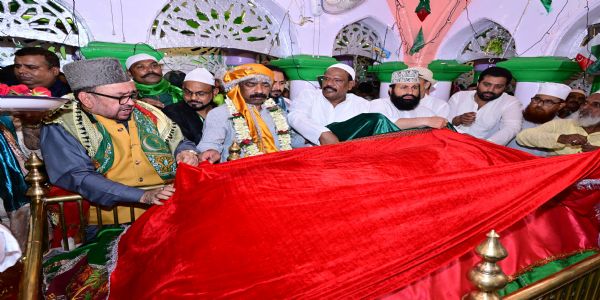 मुख्यमंत्री हेमंत सोरेन ने रिसालदार बाबा के 219वें उर्स में की चादरपोशी, अमन-चैन की मांगी दुआ