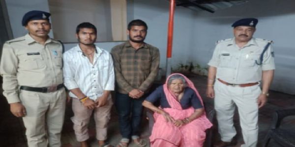 राजगढ़ः स्टेशन पर बेसहारा मिली 82 वर्षीय महिला को जीआरपी ने सुरक्षित परिजनों को सौंपा