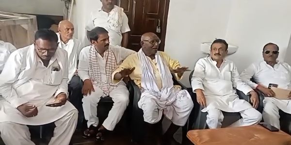 पूर्व मुख्यमंत्री स्व. दरोगा प्रसाद राय की जयंती को लेकर पूर्व मंत्री चंद्रिका राय ने की बैठक