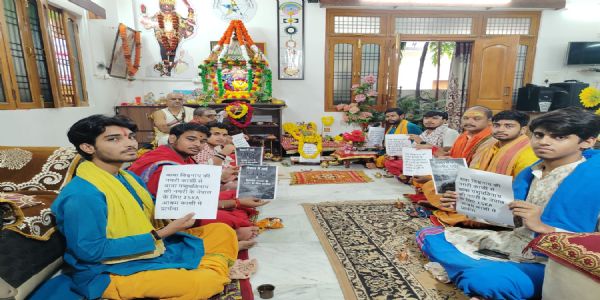 नेपाल में आई त्रासदी में मारे गए लोगों की आत्मा की शांति के लिए काशी में विशेष अनुष्ठान
