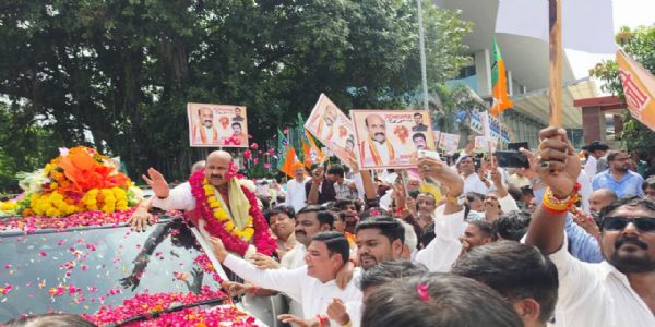 हरीश द्विवेदी का लखनऊ में हुआ ऐतिहासिक स्वागत, 2027 के चुनाव में कार्यकर्ताओं से प्रचंड विजय का किया आह्वान