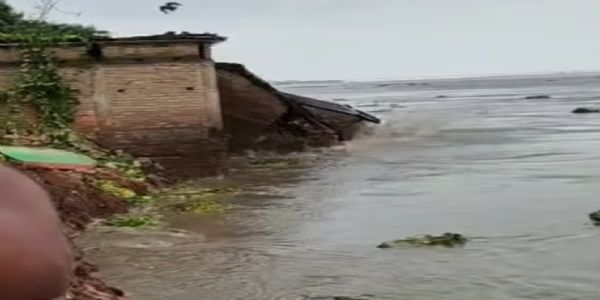 भागलपुर के इंग्लिश गांव में भीषण कटाव, कई आशियाने नदी में विलीन, दर्जनों मुहाने पर