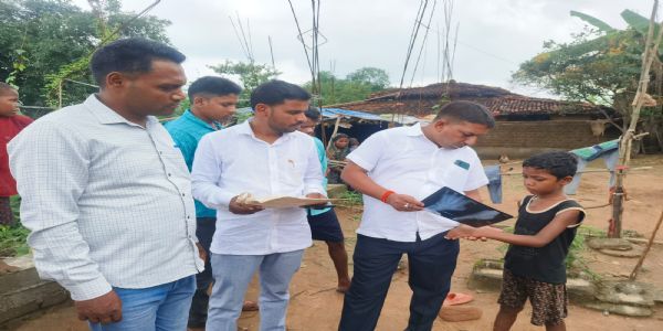 शिक्षक कार्यालय में बैठकर फिल्म देखने में व्यस्त, गाना नहीं सुनाने पर छात्र का मारकर तोड़ा हाथ